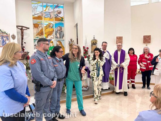 Al Santa Rosa arrivano i volontari dell’ascolto - Simona Robazza, accanto alla sindaca Chiara Frontini, Giulia Schirra, don Claudio Sperapani e don Gianluca Scrimieri