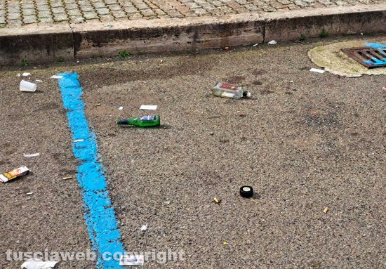 Viterbo - Rifiuti abbandonati in un parcheggio vicino il centro