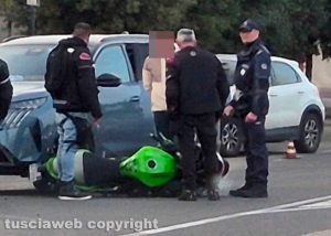 Viterbo - Scontro tra due auto e moto davanti al cimitero San Lazzaro