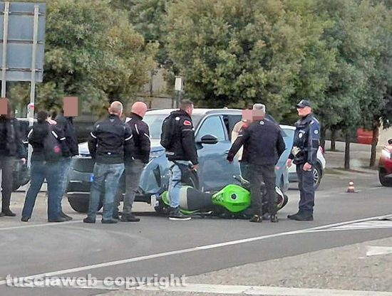 Viterbo - Scontro tra due auto e moto davanti al cimitero San Lazzaro