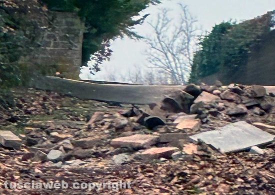 Viterbo - Rifiuti edilizi abbandonati in strada Pierina a Bagnaia