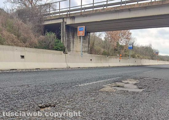 Viterbo - Buche profonde sulla superstrada