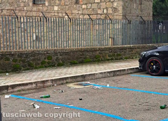 Viterbo - Rifiuti abbandonati in un parcheggio vicino il centro