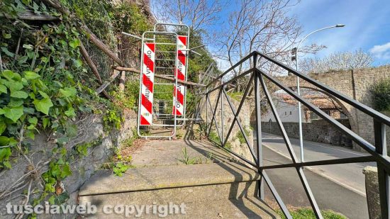 Viterbo - La stradina sbarrata con le transenne in veritcale lungo un tratto di mura tra porta Fiorita e porta del Carmine