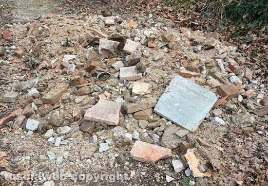 Viterbo - Rifiuti edilizi abbandonati in strada Pierina a Bagnaia