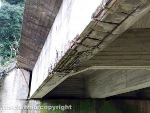 Orte - Crepe e cavi scoperti sul ponte per Penna in Teverina