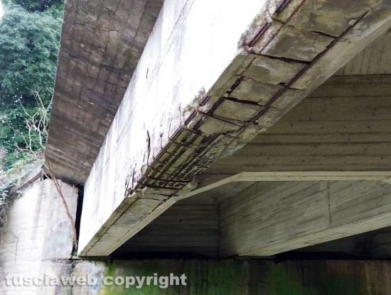 Orte - Crepe e cavi scoperti sul ponte per Penna in Teverina