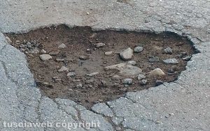 Viterbo - Buche in strada Rinaldone