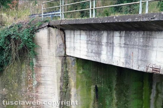 Orte - Crepe e cavi scoperti sul ponte per Penna in Teverina