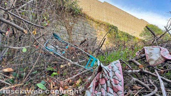 Viterbo - Una "mini discarica" poco prima di porta del Carmine. Tra i rifiuti: un carello porta spesa e indumenti 