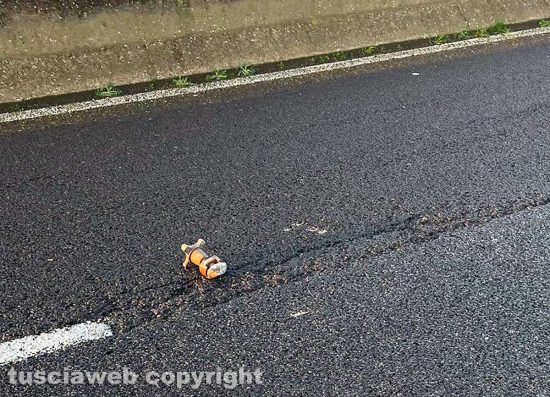 Viterbo - Mezzo pesante perde il carico di metalli sulla superstrada