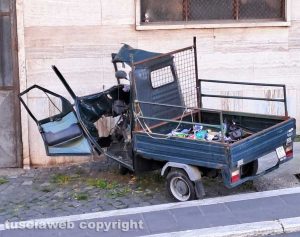 Valentano - Furgoncino contro apecar