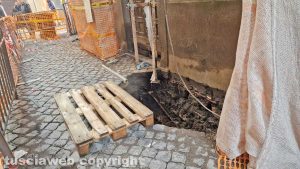Viterbo - Voragine in via San Vito per la rottura della conduttura dell'acqua
