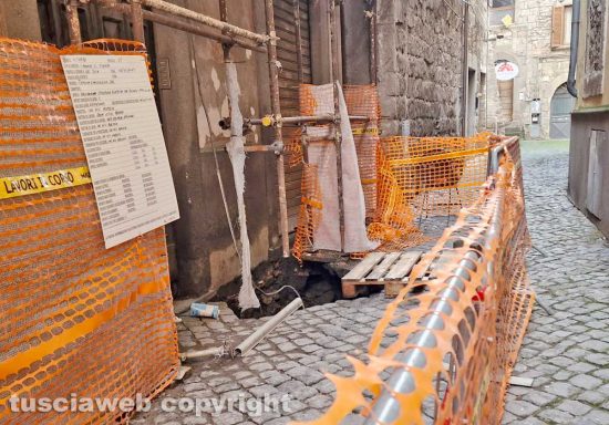 Viterbo - Voragine in via San Vito per la rottura della conduttura dell'acqua