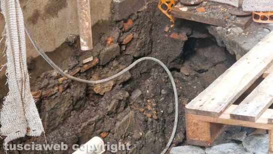 Viterbo - Voragine in via San Vito per la rottura della conduttura dell'acqua