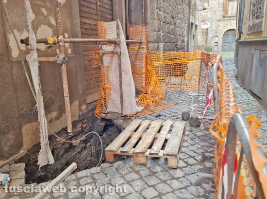 Viterbo - Voragine in via San Vito per la rottura della conduttura dell'acqua