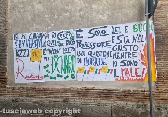 Viterbo - Strano manifesto vicino alll'istituto Santa Rosa