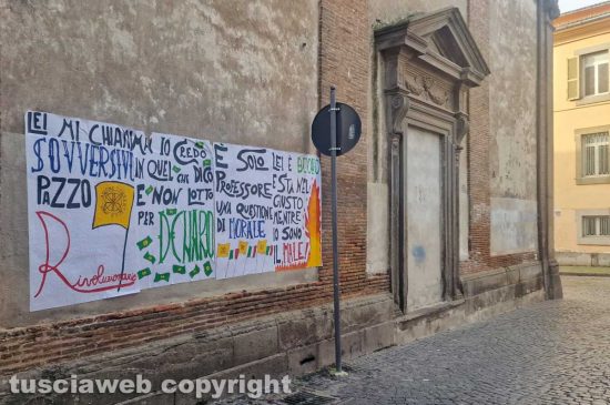 Viterbo - Strano manifesto vicino alll'istituto Santa Rosa