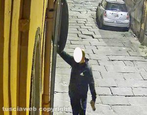 Viterbo - Scritte sataniche a San Faustino, in tre denunciati a piede libero