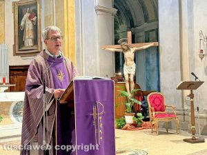 La messa di riparazione celebrata da don Flavio Valeri