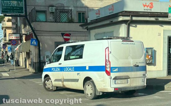Viterbo - Auto contro motorino vicino al passaggio a livello