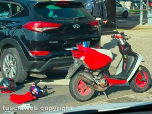 Viterbo - Auto contro motorino vicino al passaggio a livello