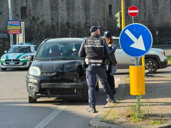 Viterbo - Auto contro motorino vicino al passaggio a livello