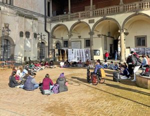 Viterbo - Gli studenti nei giardini di piazza del comune