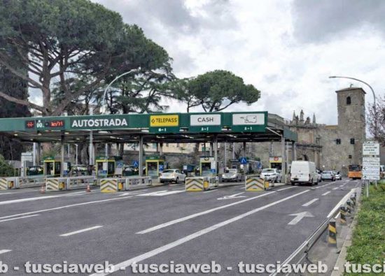 Viterbo - Le corsie e il casello autostradale di Porta Romana