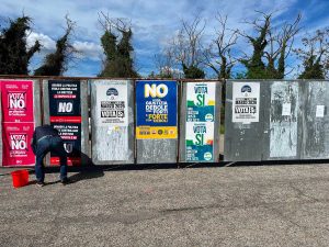 Orte - Propaganda referendaria: manifesti del "Sì" su spazi non assegnati