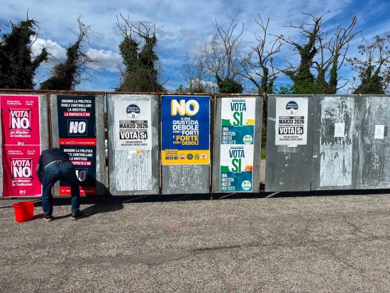 Orte - Propaganda referendaria: manifesti del "Sì" su spazi non assegnati