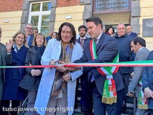 Bagnoregio, parte la prima casa di comunità della Tuscia - Il taglio del nastro - La dottoressa Cristina Natalizzi e il sindaco Luca Profili