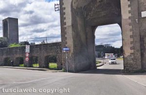 Viterbo - Porta Faul - A sinistra il futuro passaggio pedonale