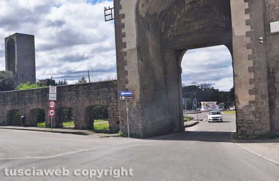 Viterbo - Porta Faul - A sinistra il futuro passaggio pedonale