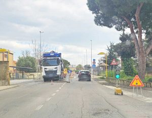 Civitavecchia - il semaforo per i lavori in corso in via Adige