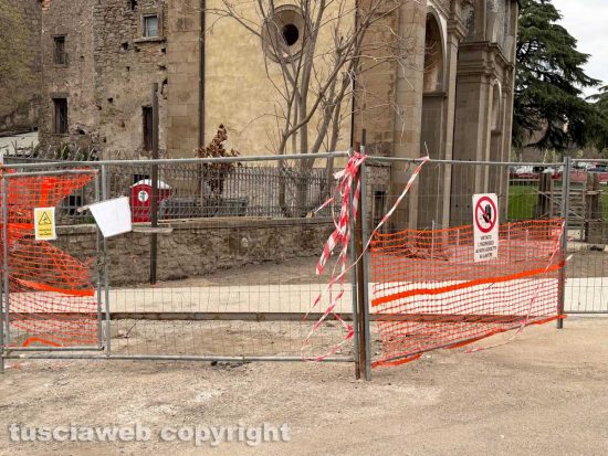 Viterbo - Ex chiesa delle Fortezze - Il cantiere - Il divieto di accesso per i non addetti ai lavori