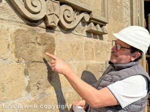 Viterbo - Scritte sataniche, Emanuele Joppolo ha iniziato stamattina il lavoro di restauro sulla chiesa di San Faustino