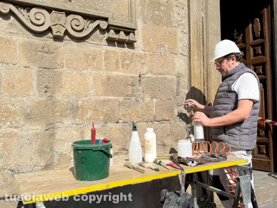 Viterbo - Scritte sataniche, Emanuele Joppolo ha iniziato stamattina il lavoro di restauro sulla chiesa di San Faustino