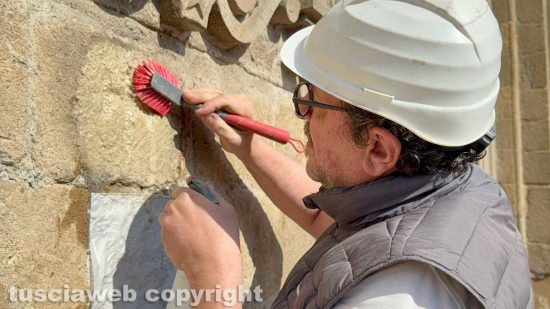 Viterbo - Scritte sataniche, Emanuele Joppolo ha iniziato stamattina il lavoro di restauro sulla chiesa di San Faustino