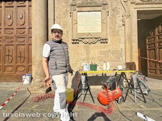 Viterbo - Scritte sataniche, Emanuele Joppolo ha iniziato stamattina il lavoro di restauro sulla chiesa di San Faustino