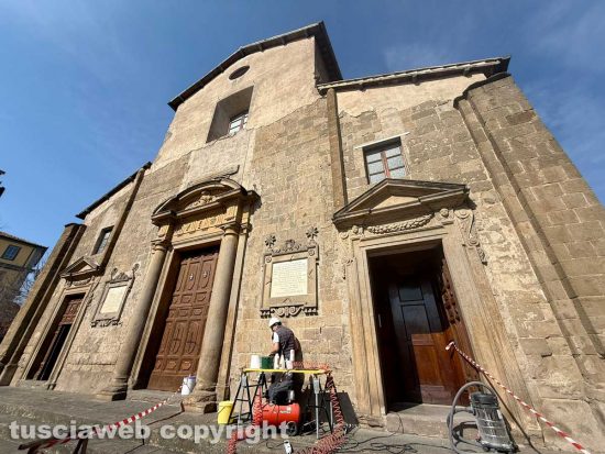 Viterbo - Scritte sataniche, Emanuele Joppolo ha iniziato stamattina il lavoro di restauro sulla chiesa di San Faustino