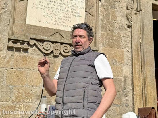 Viterbo - Scritte sataniche, Emanuele Joppolo ha iniziato stamattina il lavoro di restauro sulla chiesa di San Faustino