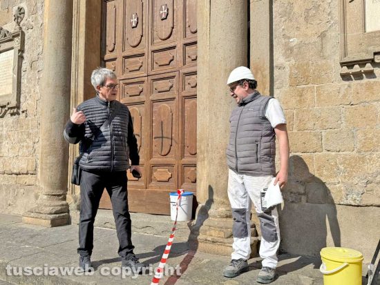 Viterbo - Scritte sataniche - Il parroco don Flavio Valeri con Emanuele Joppolo 
