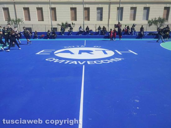 Civitavecchia - Il campo da basket davanti al comune