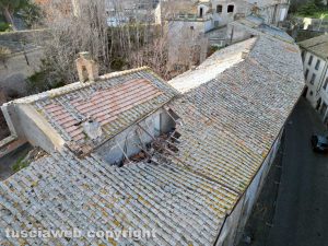 Viterbo - Via San Pietro - Il tetto crollato del palazzo Donna Olimpia Pamphili