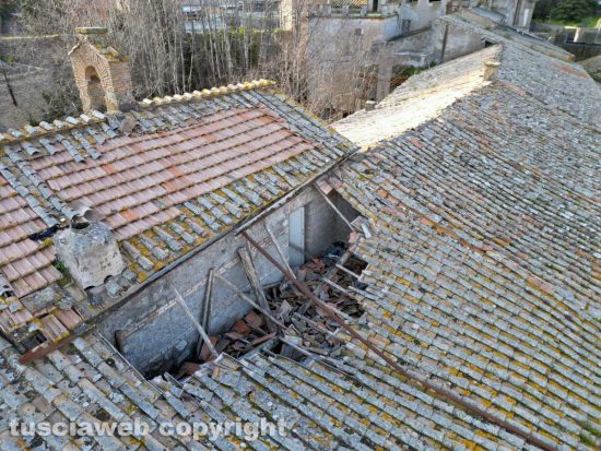 Viterbo - Via San Pietro - Il tetto crollato del palazzo Donna Olimpia Pamphili