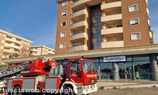 Viterbo - Donna precipita dal balcone in via Galvani - I vigili del fuoco