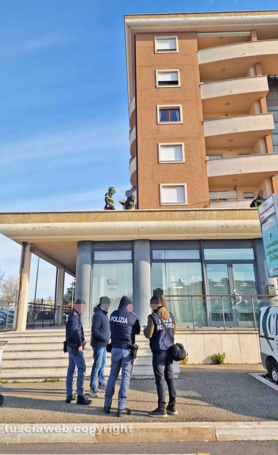 Viterbo - Donna precipita dal balcone in via Galvani - La polizia e i vigili del fuoco