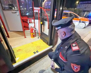 Roma - Lite su un autobus finisce a coltellate