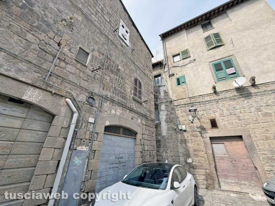 Viterbo - A piazza Padella al posto della targa della piazza, spunta una… padella